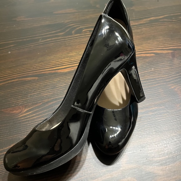 Clarks Ultimate Comfort Collection Patent Black Heels - Picture 5 of 9